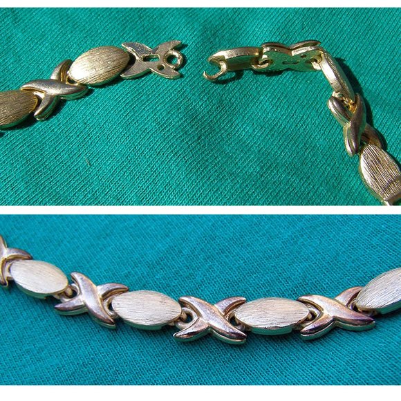 Vintage Goldtone Necklace & Clip-on Earrings Set BROKEN - Picture 5 of 8